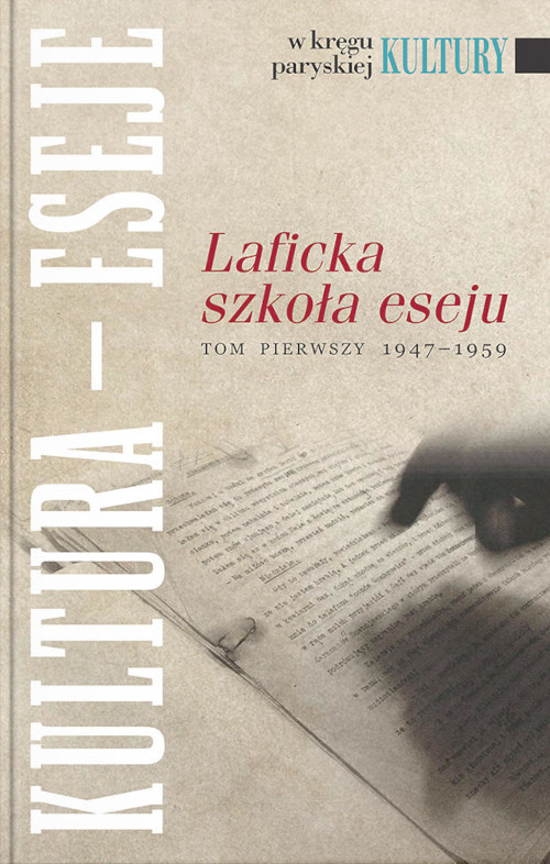 Okładka książki z sepiowym zdjęciem kartki z wydrukowanym tekstem, nad kartką dłoń z wysuniętym palcem wskazującym. Dłoń rzuca cień na kartkę. Na zdjęcie nałożono napisy: