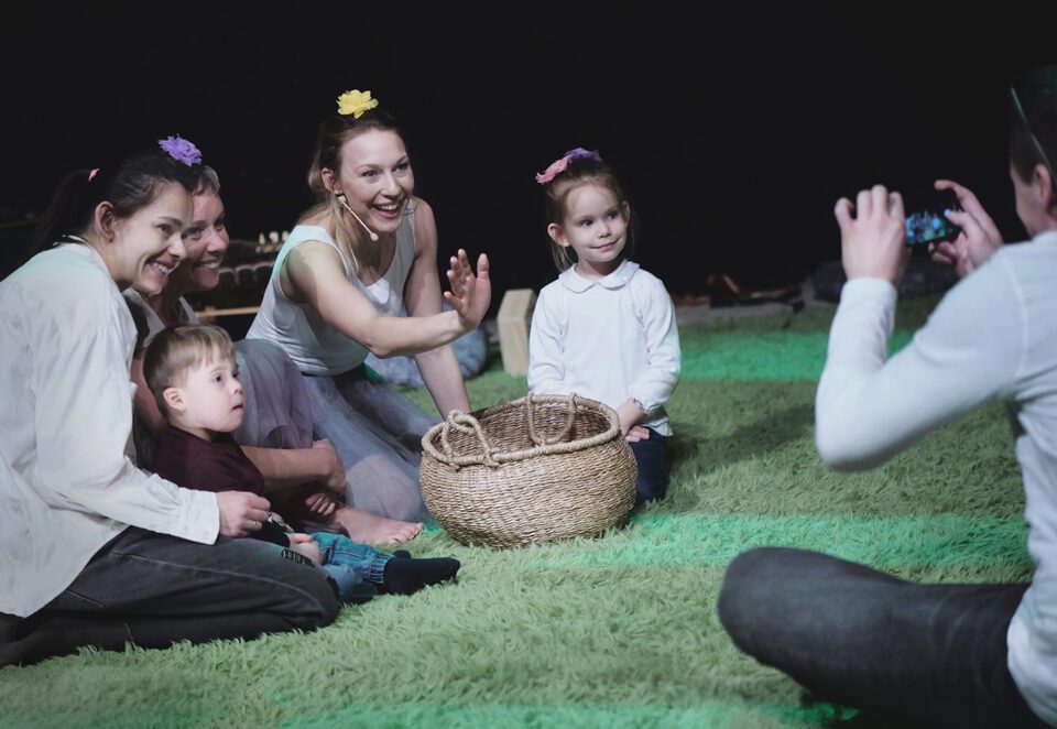 Grupa uśmiechniętych osób.