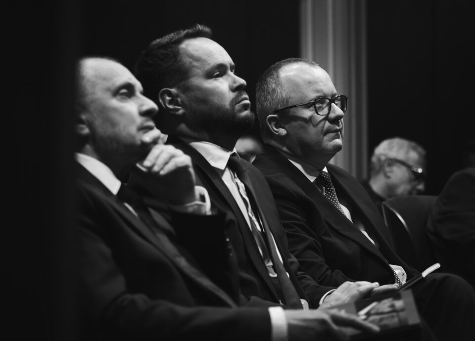 Portret trzech mężczyzn na widowni, słuchają uważnie przemówienia; to radny lubelski - Mariusz Banach, Wojewoda Lubelski - Krzysztof Komorowski oraz Minister Sprawiedliwości - prof. Adam Bodnar.