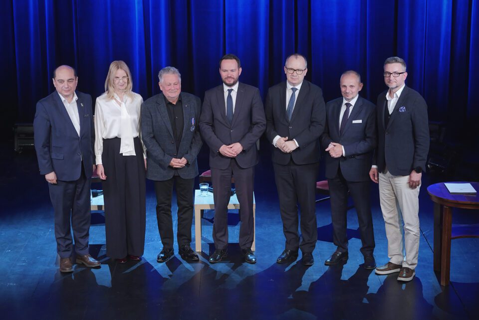 Zdjęcie pamiątkowe, na scenie ustawieni w rzędzie, od lewej: Basil Kreski, prowadząca spotkanie prof. Iwona Hofman, odznaczony medalem Andrzej Peciak, Wojewoda Komorowski, Minister Bodnar, radny Banach, dyrektor Teatru Starego - Michał Karapuda.