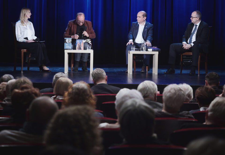 Zdjęcie czworga rozmówców na deskach sceny.