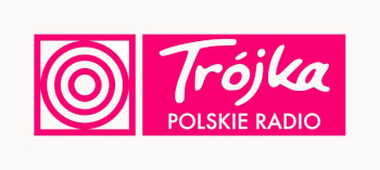 Logotyp radiowej trójki - różowy na białym tle. Po lewej kwadrat z wpisanymi trzema okręgami w różnych rozmiarach. Po prawej prostokąt z napisem