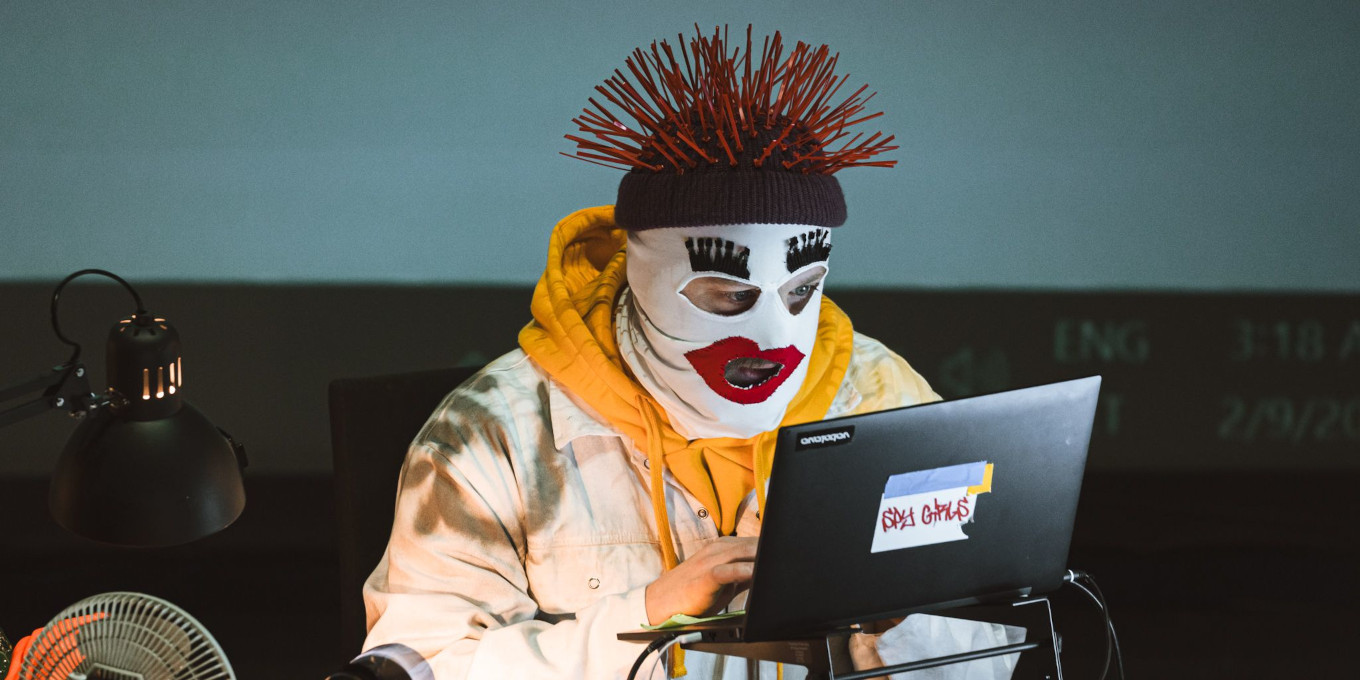 Percepcje: Nowe Formy Sztuki / „Spy Girls”  Jak szybko zaufał(a)byś obcej osobie?