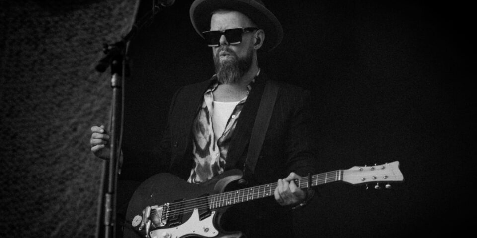 Zdjęcie mężczyzny z gitarą.