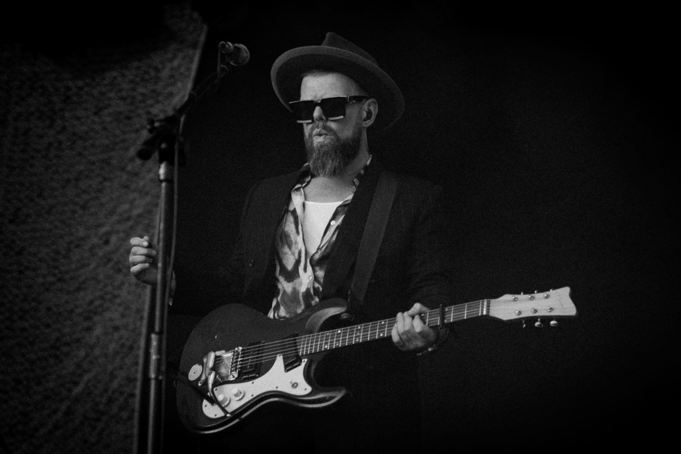 Zdjęcie mężczyzny z gitarą.