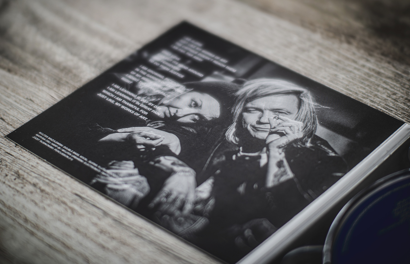 Zdjęcie przedstawia wnętrze płyty, na którym jest dwoje aktorów grających główne role oraz opis płyty.